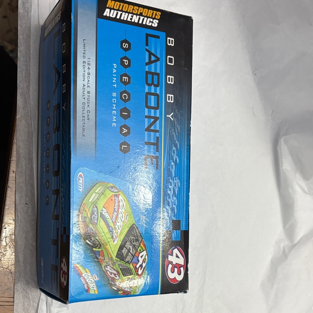 1:24 Diecast 43 Bobby Labonte NASCAR limited edition Go-Gurt car - Picture 12 of 12